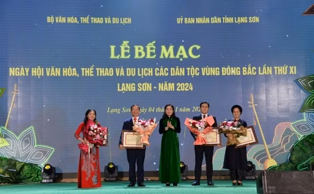 Thứ trưởng Trịnh Thị Thủy trao Bằng khen của Bộ trưởng Bộ Văn hóa, Thể thao và Du lịch cho các cá nhân có nhiều thành tích đóng góp cho công tác tổ chức Ngày hội