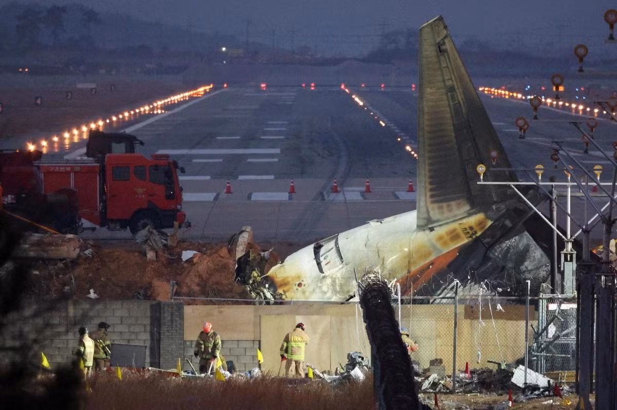 Hiện trường vụ tai nạn máy bay thảm khốc của Hãng hàng không Jeju Air. Ảnh: Reuters