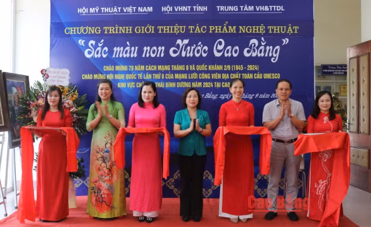 Các đại biểu cắt băng khai mạc triển lãm.