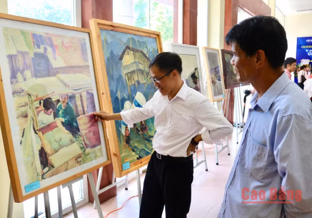 Triểm lãm thu hút người dân đến thưởng thức.