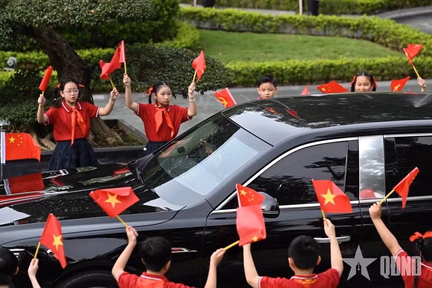Các cháu thiếu nhi vẫy cờ chào đón Tổng Bí thư, Chủ tịch Trung Quốc Tập Cận Bình.