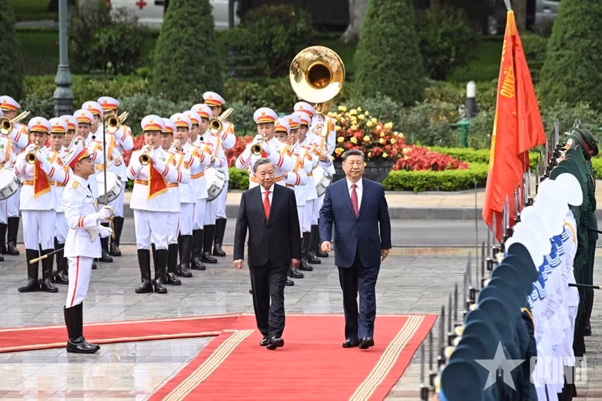 Tổng Bí thư Tô Lâm và Tổng Bí thư, Chủ tịch Trung Quốc Tập Cận Bình duyệt Đội danh dự Quân đội nhân dân Việt Nam.