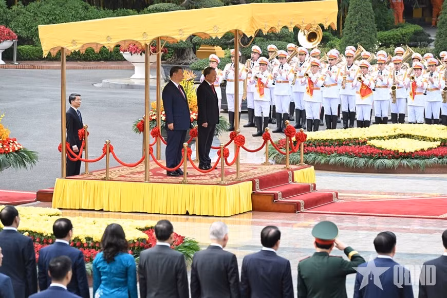 Tổng Bí thư Tô Lâm và Tổng Bí thư, Chủ tịch Trung Quốc Tập Cận Bình tại lễ đón.
