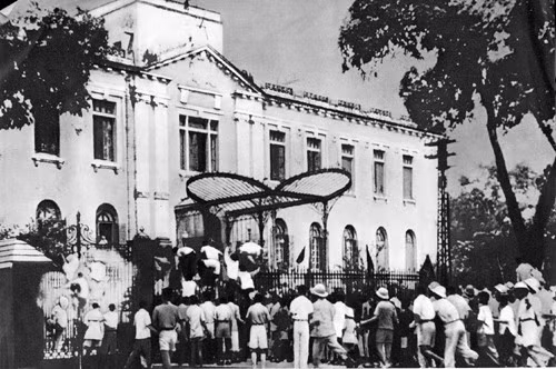 Thắng lợi của Cách mạng Tháng Tám năm 1945, đập tan ách thống trị của thực dân, phong kiến, lập nên nước Việt Nam Dân chủ Cộng hòa.