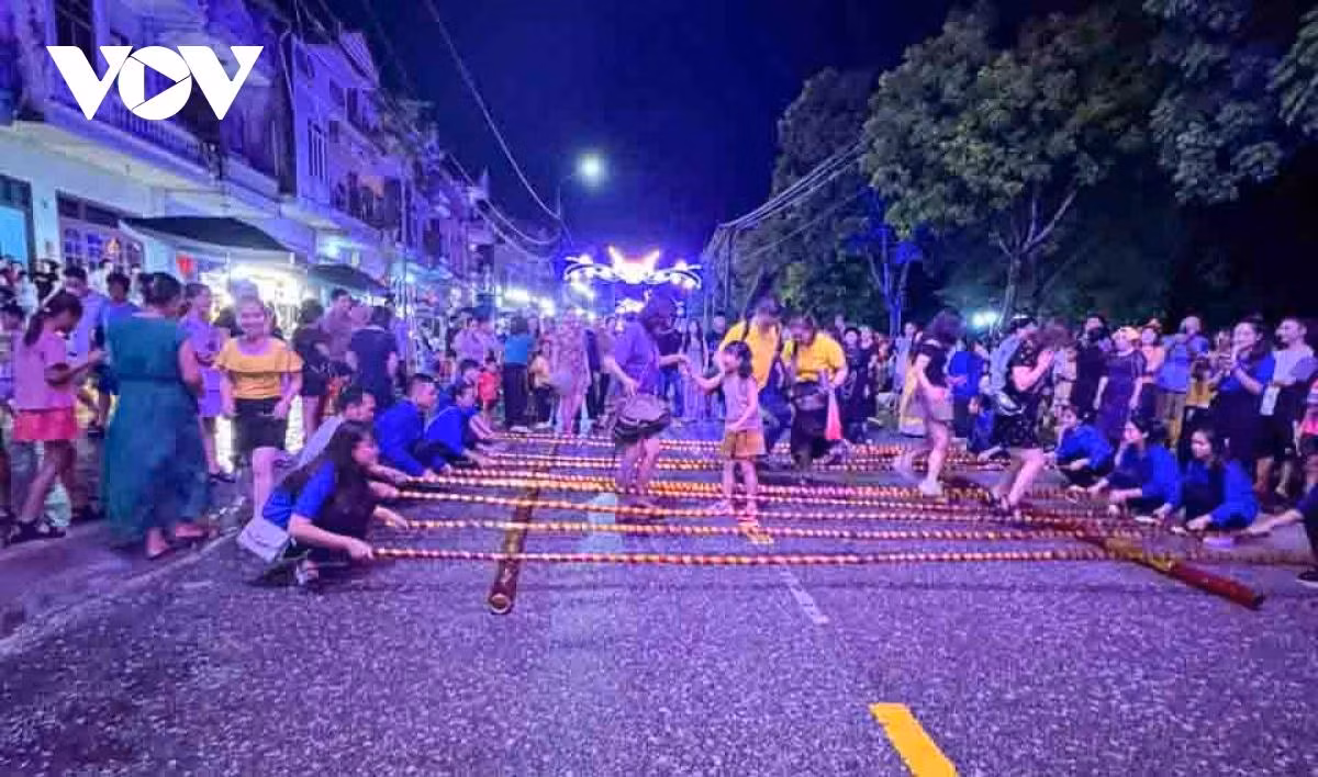Du khách hào hứng với điệu nhảy sạp.