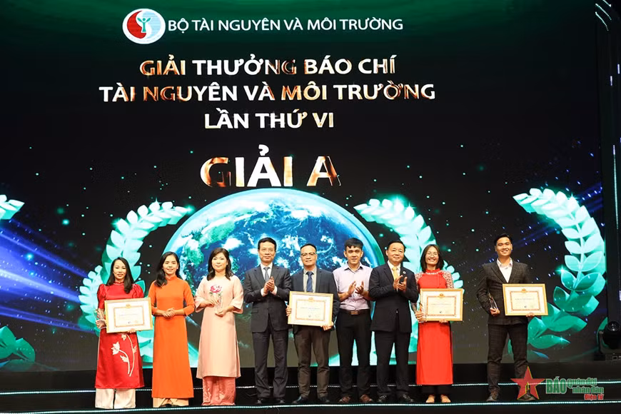 Ban Tổ chức trao giải A Giải thưởng Báo chí tài nguyên và môi trường lần thứ VI tặng các tác giả.