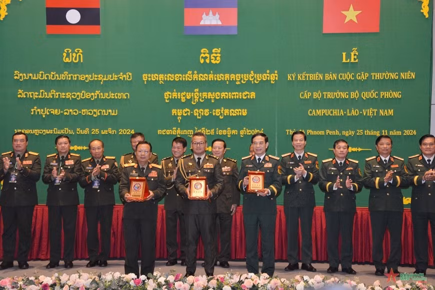 Bộ trưởng Bộ Quốc phòng 3 nước tại Lễ ký kết biên bản Cuộc gặp.