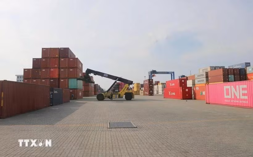 Bốc xếp hàng hóa tại bến cảng của Công ty TNHH Cảng Container Quốc tế Tân cảng Hải Phòng. (Ảnh: Minh Thu/TTXVN)