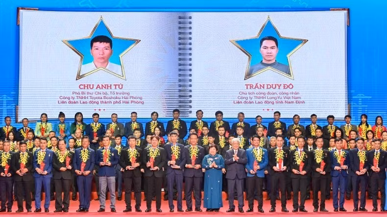 Chủ tịch Ủy ban Trung ương Mặt trận Tổ quốc Việt Nam Đỗ Văn Chiến và Chủ nhiệm Ủy ban Xã hội Nguyễn Thúy Anh trao biểu trưng biểu dương công nhân lao động tiêu biểu là đảng viên.