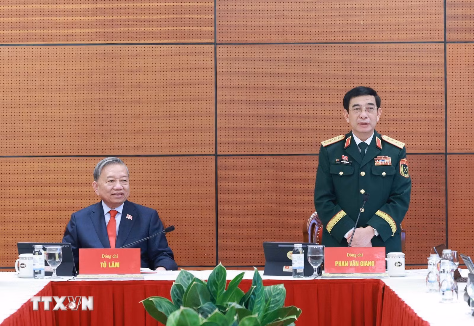 Đại tướng Phan Văn Giang, Ủy viên Bộ Chính trị, Phó Bí thư Quân ủy Trung ương, Bộ trưởng Bộ Quốc phòng phát biểu thảo luận tại Đoàn. (Ảnh: TTXVN)