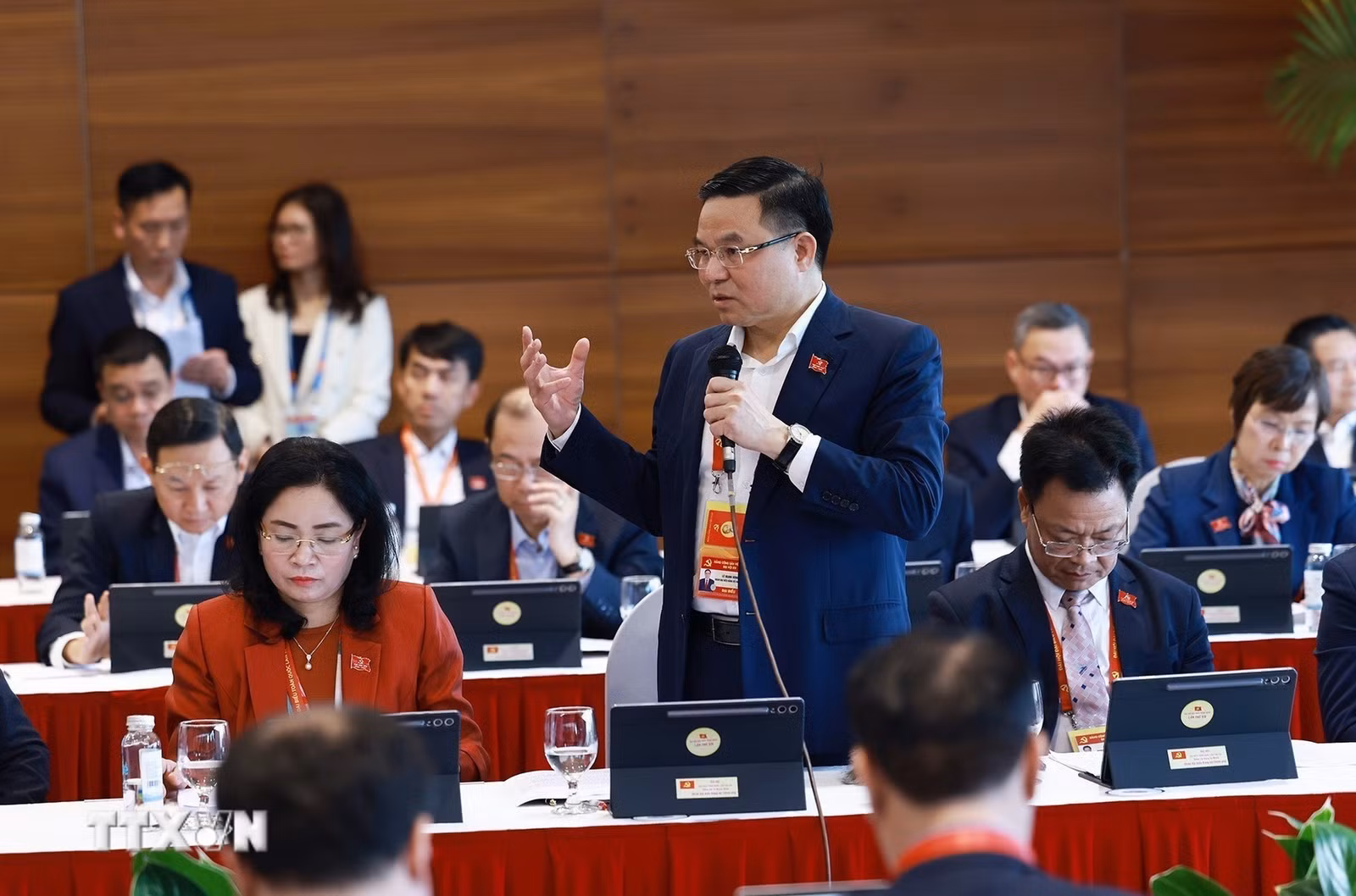 Quyền Bộ trưởng Bộ Công Thương Lê Mạnh Hùng phát biểu thảo luận tại Đoàn. (Ảnh: TTXVN)