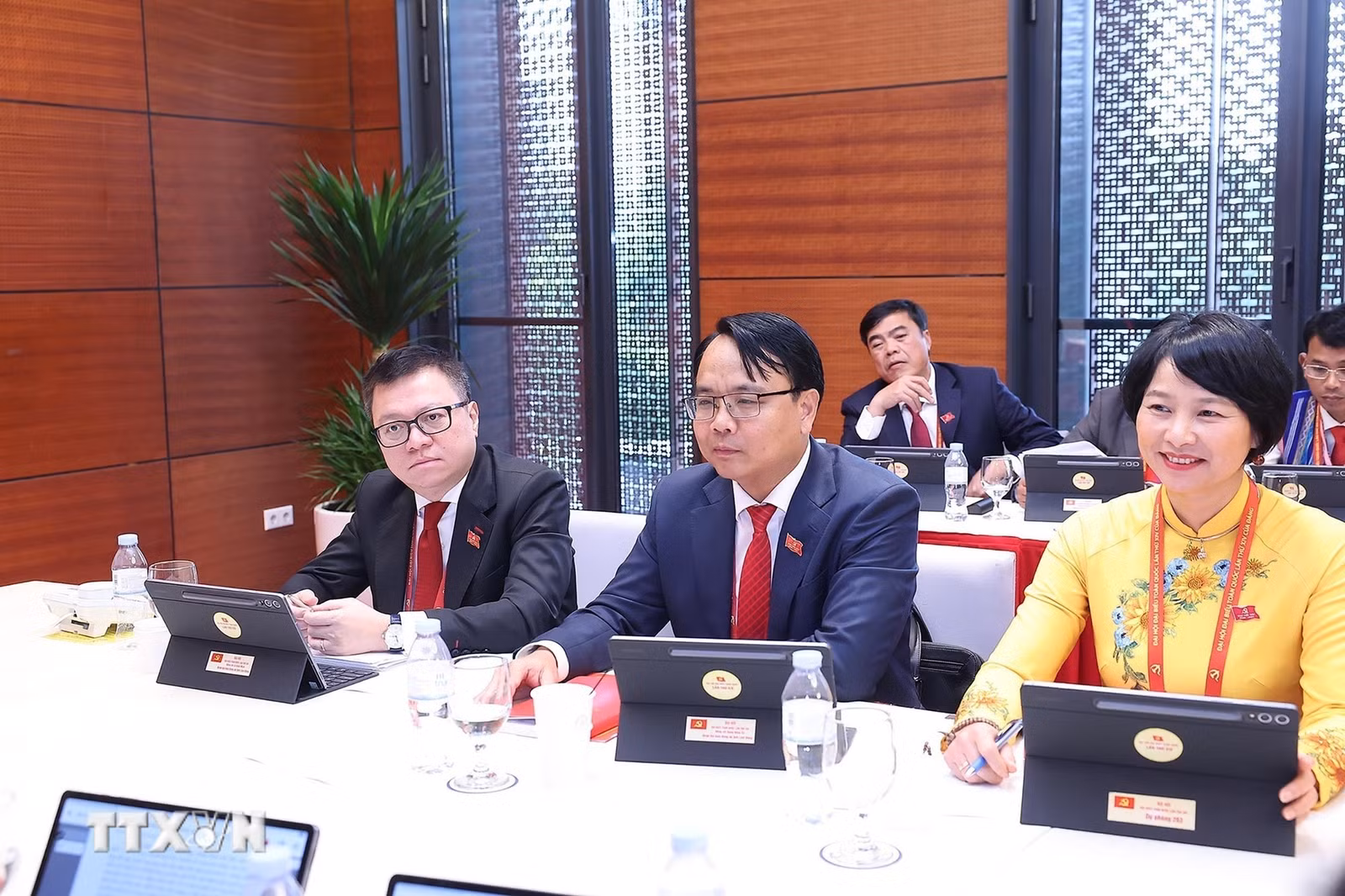 Đoàn Đảng bộ tỉnh Lâm Đồng thảo luận các văn kiện Đại hội tại Đoàn. (Ảnh: TTXVN)
