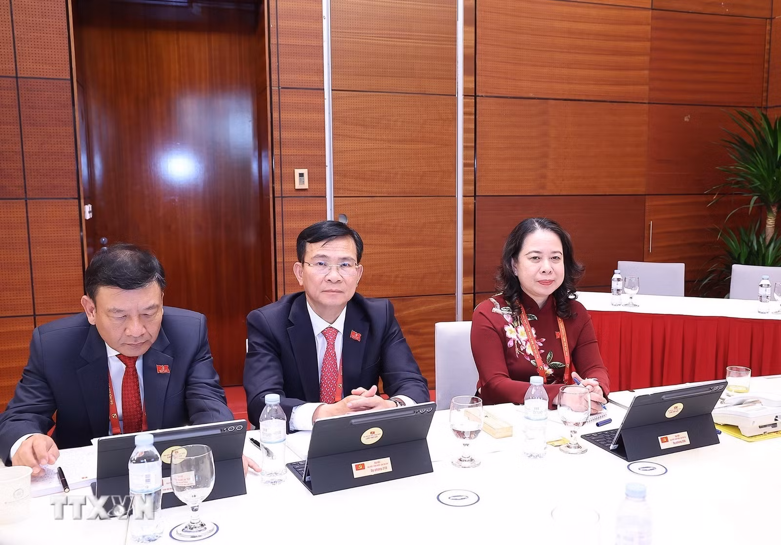 Ủy viên Trung ương Đảng, Phó Chủ tịch nước Võ Thị Ánh Xuân và đoàn Đảng bộ tỉnh Lâm Đồng thảo luận tại Đoàn. (Ảnh: TTXVN)