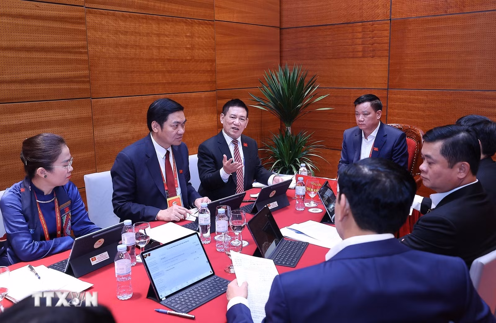 Phó Thủ tướng Hồ Đức Phớc và Đoàn đại biểu Đảng bộ tỉnh Nghệ An thảo luận tại Đoàn. (Ảnh: TTXVN)