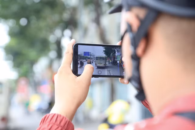 Người dân quay vi phạm giao thông. (Ảnh minh hoạ)