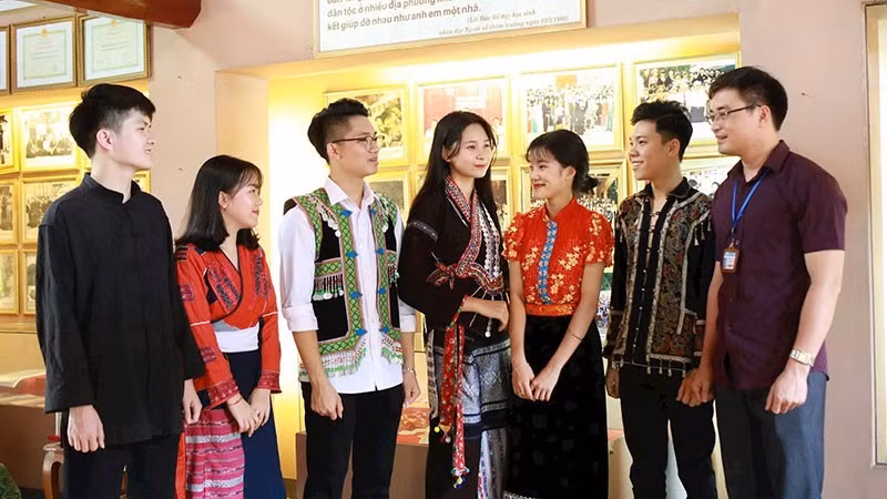 Thầy và trò Trường phổ thông Vùng cao Việt Bắc (tỉnh Thái Nguyên) trong tiết học thực tế về phát huy sức mạnh đại đoàn kết toàn dân tộc. (Ảnh THẾ ĐẠI)