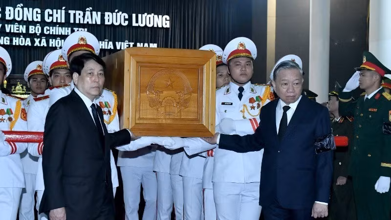 Các đồng chí lãnh đạo Đảng, Nhà nước đưa linh cữu nguyên Chủ tịch nước Trần Đức Lương ra xe tang.