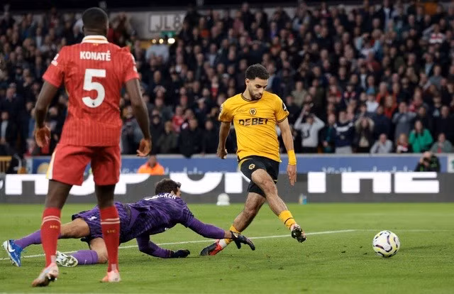 Konate ngỡ ngàng nhìn Ait-Nouri gỡ hòa 1-1.