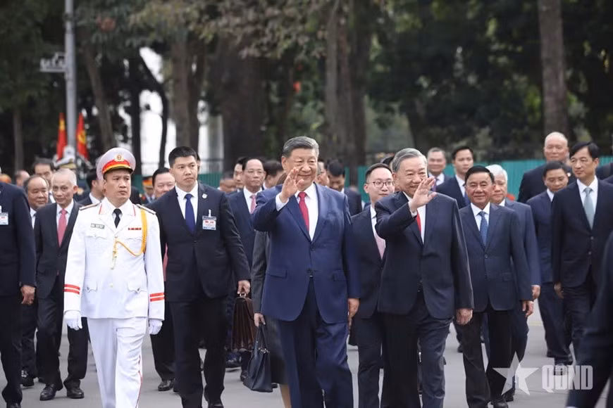 Sau lễ đón, Tổng Bí thư Tô Lâm và Tổng Bí thư, Chủ tịch Trung Quốc Tập Cận Bình di chuyển từ Phủ Chủ tịch sang Văn phòng Trung ương Đảng để tiến hành hội đàm.