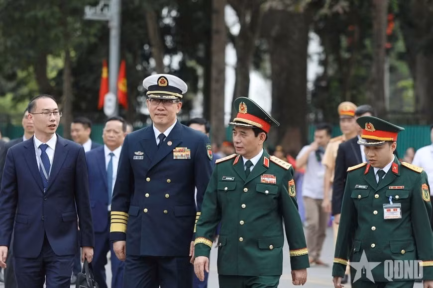 Đại tướng Phan Văn Giang, Ủy viên Bộ Chính trị, Phó Bí thư Quân ủy Trung ương, Bộ trưởng Bộ Quốc phòng và Thượng tướng Đổng Quân, Ủy viên Trung ương Ðảng Cộng sản Trung Quốc, Bộ trưởng Bộ Quốc phòng Trung Quốc tham gia lễ đón.
