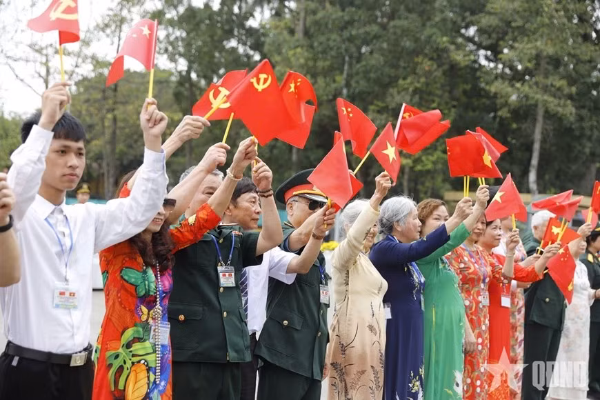 Quần chúng nhân dân Thủ đô đứng hai bên đường, vẫy cờ hai nước chào mừng Tổng Bí thư, Chủ tịch nước Trung Quốc Tập Cận Bình thăm cấp Nhà nước tới Việt Nam.