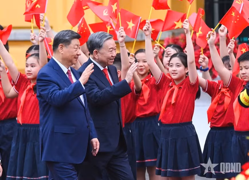Tổng Bí thư Tô Lâm và Tổng Bí thư, Chủ tịch Trung Quốc Tập Cận Bình vẫy chào các cháu thiếu nhi tại lễ đón.