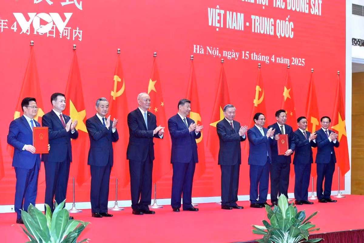 Lãnh đạo Đảng, Nhà nước Việt Nam và Tổng Bí thư, Chủ tịch nước Trung Quốc Tập Cận Bình tại buổi Gặp gỡ hữu nghị nhân dân Việt Nam - Trung Quốc.