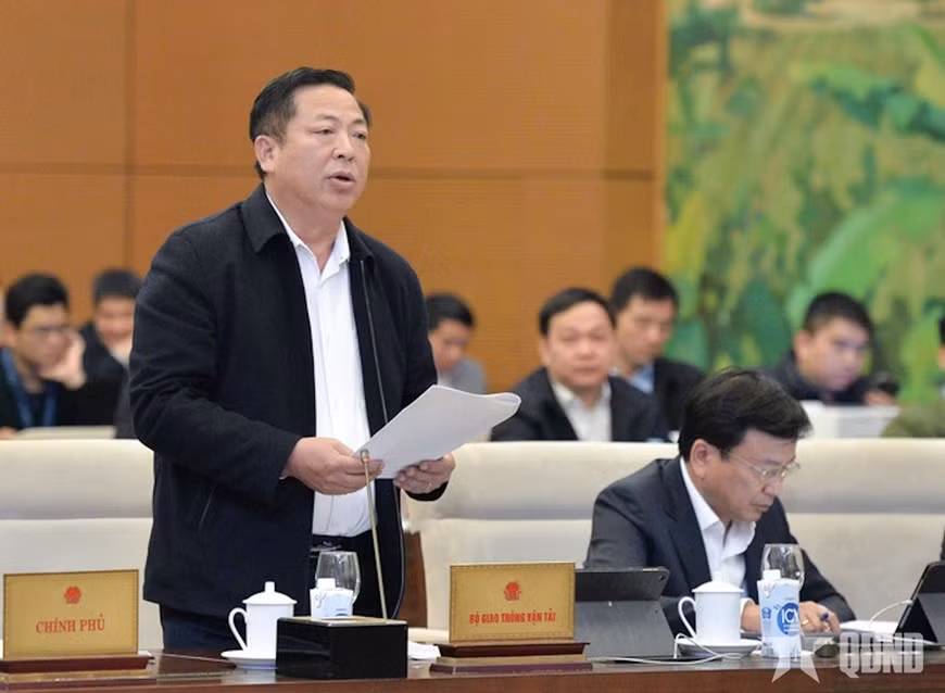 Bộ trưởng Bộ Giao thông vận tải Trần Hồng Minh báo cáo tại phiên họp. Ảnh: PHẠM THẮNG