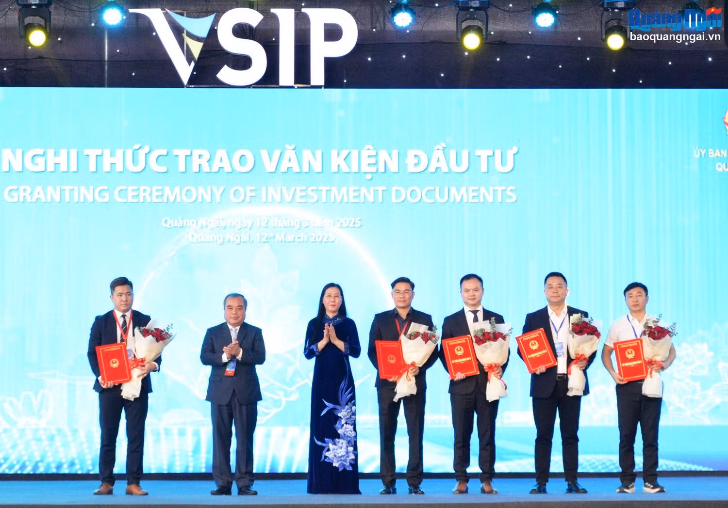 Ủy viên Trung ương Đảng, Bí thư Tỉnh ủy, Chủ tịch HĐND tỉnh Bùi Thị Quỳnh Vân và Phó Chủ tịch Thường trực UBND tỉnh Trần Hoàng Tuấn trao giấy chứng nhận, biên bản ghi nhớ đầu tư cho các nhà đầu tư của VSIP Quảng Ngãi.