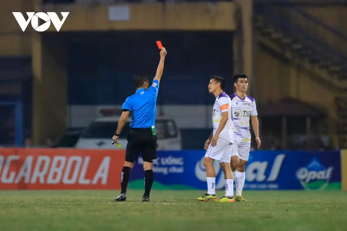Hà Nội FC tổn thất lực lượng nghiêm trọng khi V-League trở lại.