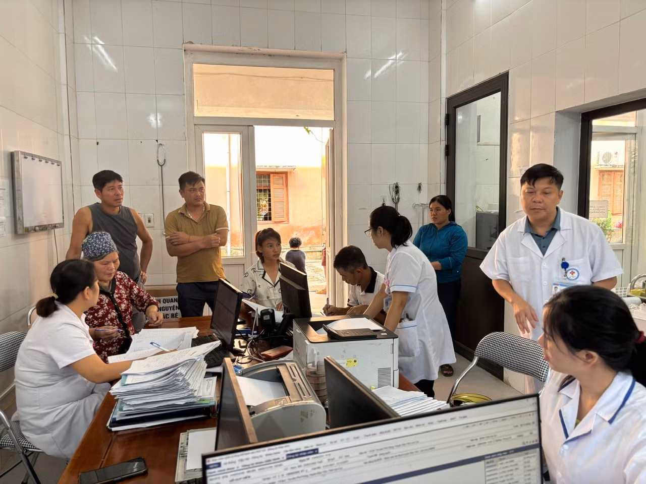 Bệnh nhân hoàn thiện thủ tục xuất viện.jpg