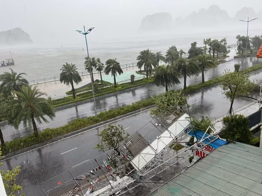 Tại TP Hạ Long, cường độ gió bắt đầu mạnh lên khiến nhiều cây xanh đổ gãy, làm tốc mái tôn của một số đơn vị. Ảnh: Thanh Hà