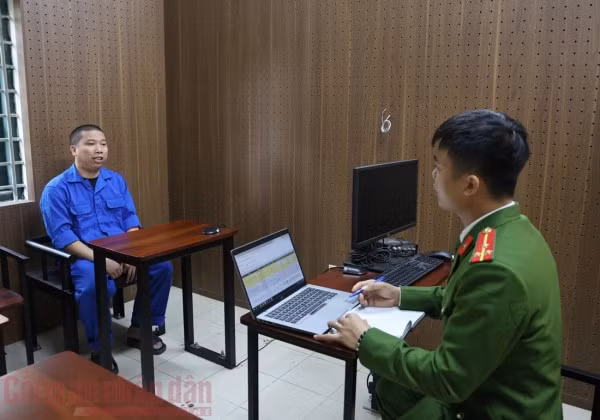 Điều tra viên lấy lời khai đối tượng Nguyễn Hải Chiều.