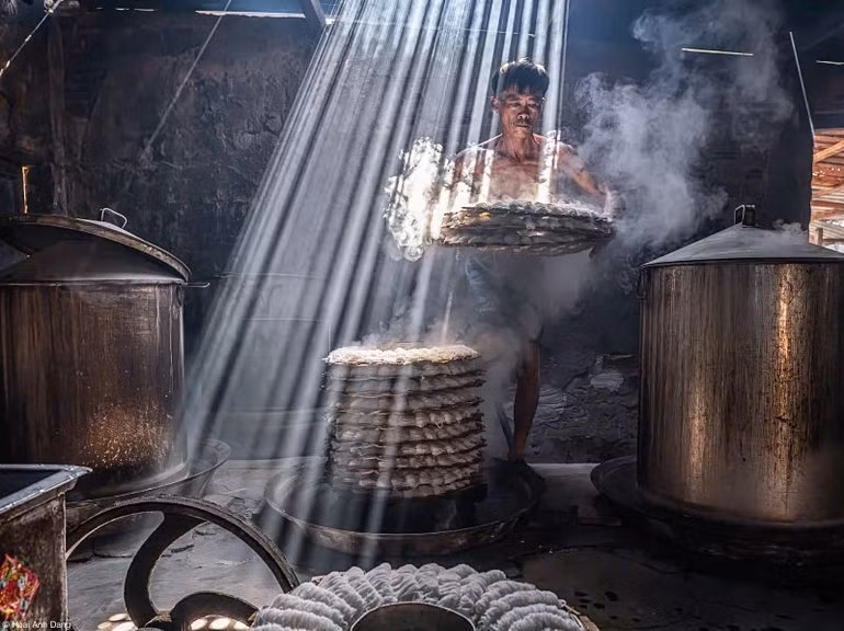 Bức ảnh giới thiệu một món ăn truyền thống đồng thời là nét đẹp văn hóa Việt Nam.