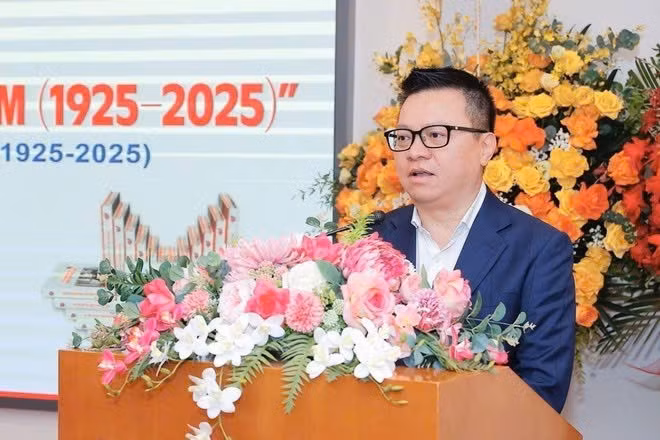 Đồng chí Lê Quốc Minh, Ủy viên Trung ương Đảng, Tổng Biên tập Báo Nhân Dân, Phó Trưởng Ban Tuyên giáo và Dân vận Trung ương, Chủ tịch Hội Nhà báo Việt Nam phát biểu tại buổi lễ. (Ảnh: MINH QUYẾT)