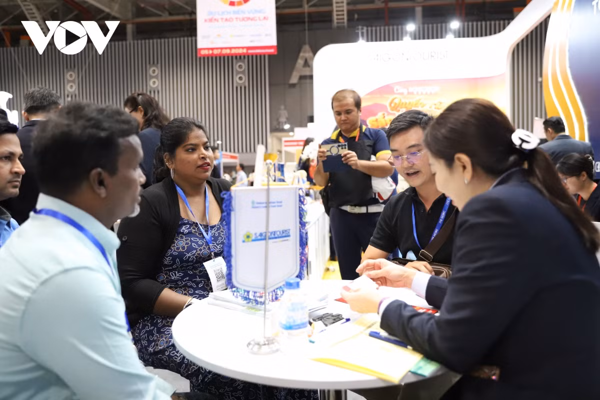 Sôi nổi các cuộc hẹn thương mại B2B, tiếp thị, giới thiệu sản phẩm du lịch của Việt Nam và các nước đến với du khách, người dân. (Ảnh: Tỷ Huỳnh)