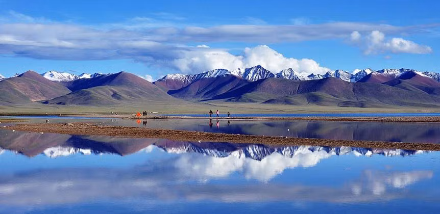 Một hồ nước tại cao nguyên Tây Tạng. Ảnh: tibetdiscovery.com