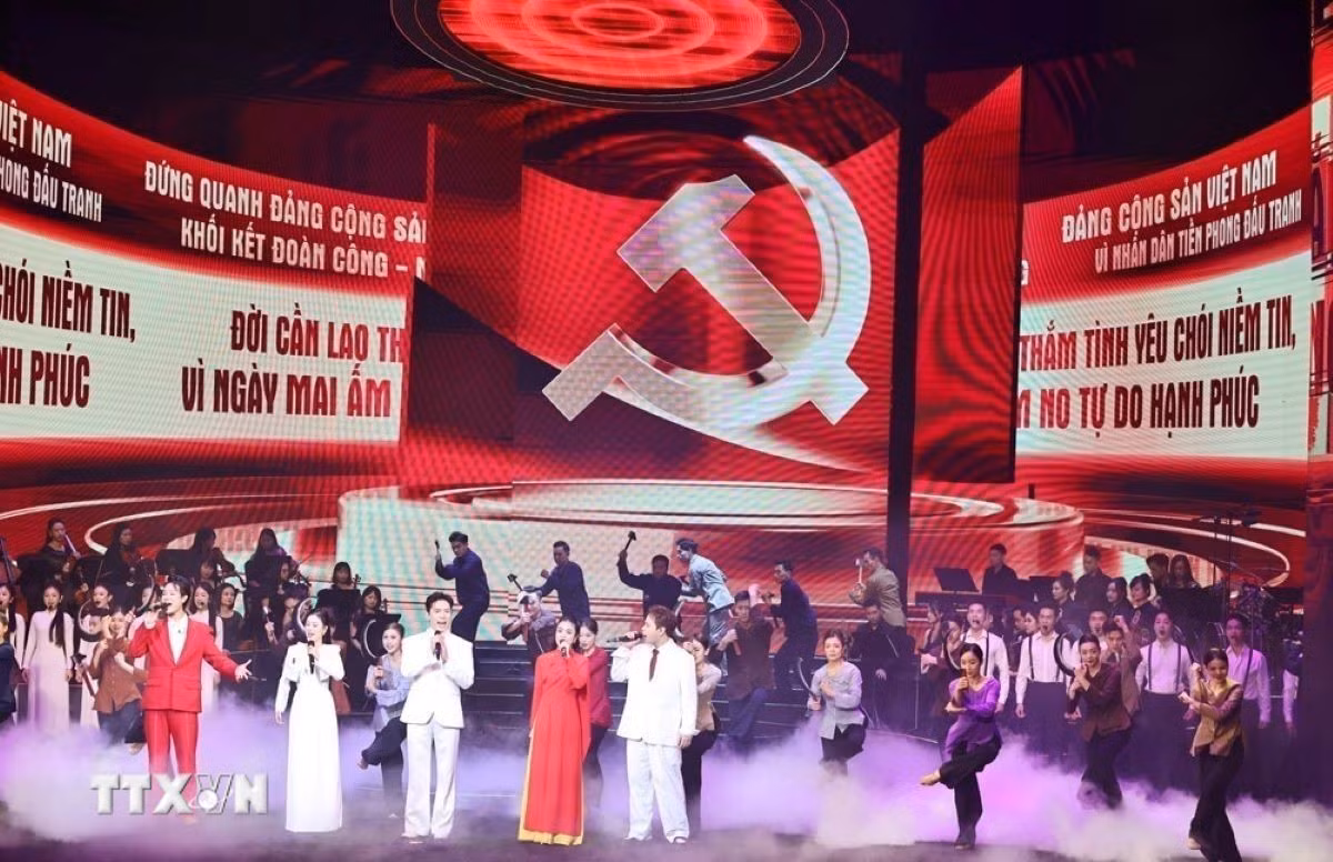 Tiết mục biểu diễn tại Chương trình hòa nhạc chính luận nghệ thuật đặc biệt “Mãi mãi niềm tin theo Đảng”. (Ảnh: Minh Đức/TTXVN)