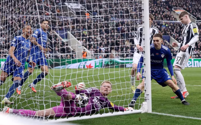 Elvin Cafarguliyev suýt giúp Qarabag gỡ hòa.