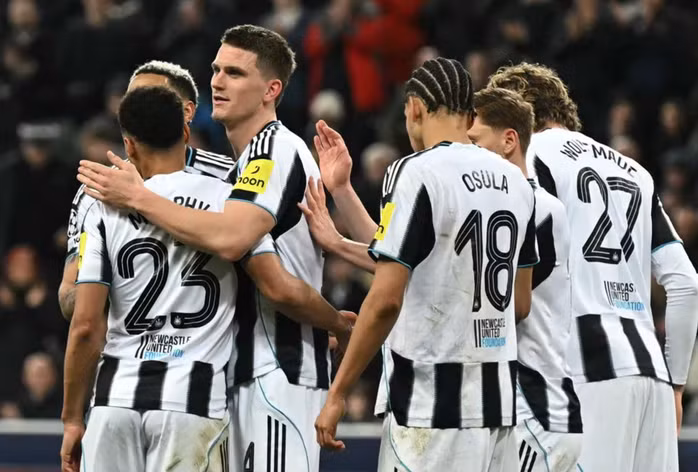 Sven Botman (giữa) ghi bàn thứ ba cho Newcastle.
