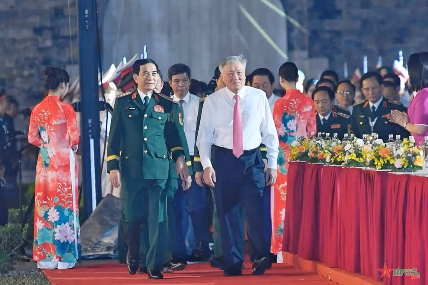 Đồng chí Nguyễn Hòa Bình, Ủy viên Bộ Chính trị, Bí thư Trung ương Đảng, Phó Thủ tướng Thường trực Chính phủ và Đại tướng Phan Văn Giang, Ủy viên Bộ Chính trị, Phó Bí thư Quân ủy Trung ương, Bộ trưởng Bộ Quốc phòng và các đại biểu tới tham dự chương trình.