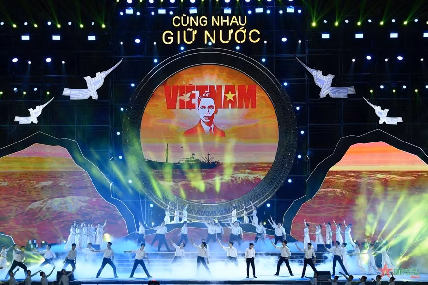 Chương trình chính luận nghệ thuật "Cùng nhau giữ nước" được dàn dựng công phu.