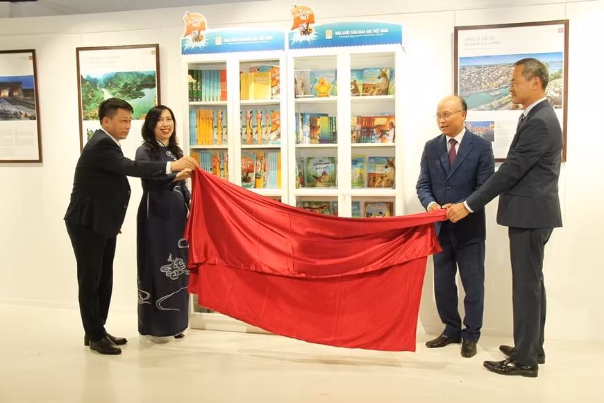Khai trương Tủ sách tiếng Việt tại Pháp tháng 7-2024. Ảnh: HƯƠNG NGÔ