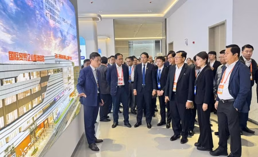 Chủ tịch UBND tỉnh Trịnh Xuân Trường nghe doanh nghiệp giới thiệu về Khu thương mại.