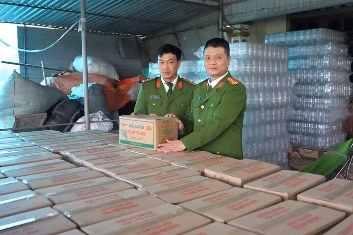 Lực lượng Công an thu giữ hàng trăm thùng cát tông chứa giấm giả do Lê Thị Lộc sản xuất.