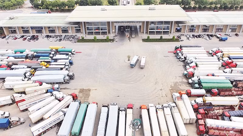 Hoạt động xuất - nhập khẩu hàng hóa tại Cửa khẩu Quốc tế đường bộ số 2 Kim Thành, Lào Cai. (Ảnh THÀNH TÂM)