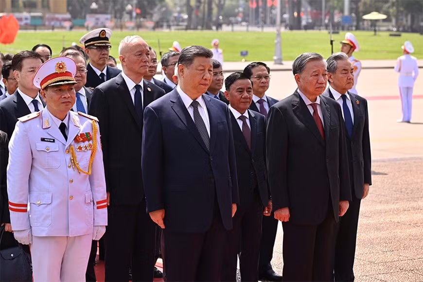 Tổng Bí thư Tô Lâm và Tổng Bí thư, Chủ tịch Trung Quốc Tập Cận Bình cùng đoàn đại biểu đến đặt vòng hoa và vào Lăng viếng Chủ tịch Hồ Chí Minh.