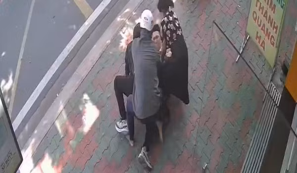 Hình ảnh camera cho thấy một trong hai đối tượng đi vào cầm búa đập tủ kính để lấy vàng nhưng đã bị mẹ con chủ tiệm vàng phát hiện, truy cản.