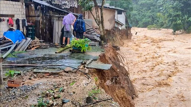 Tình trạng sạt lở ăn sâu vào nhà dân tại huyện Mường Lát (Thanh Hóa). Ảnh: TTXVN