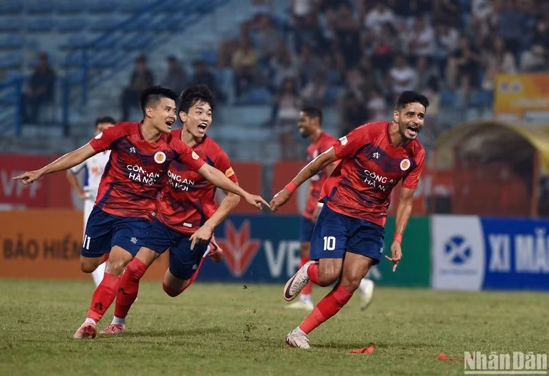 Leo Artur (số 10) ăn mừng cùng các đồng đội sau bàn thắng mở tỷ số cho Công an Hà Nội. (Ảnh: TRẦN HẢI)